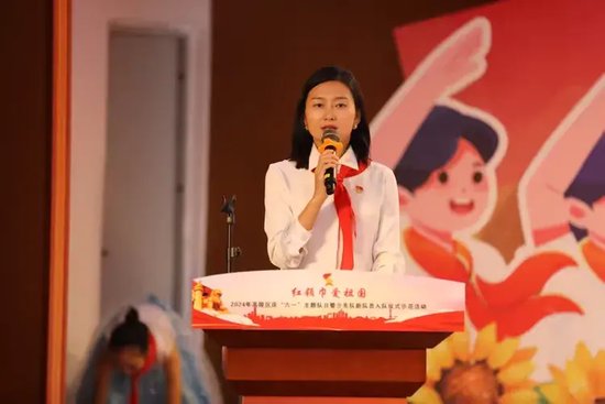 宣读组建年级少先队组织的决定