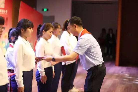 为新建中队聘请中队辅导员