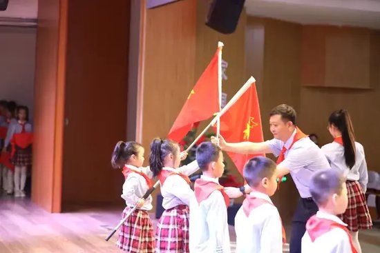 为新建中队授旗