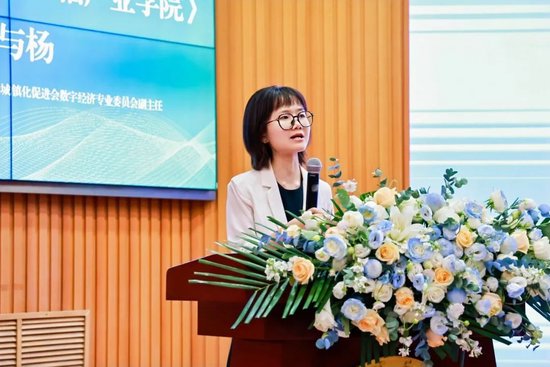 全经联产业加速器执行总裁、中国城镇化促进会数字经济专业委员会副主任段与杨作了题为《政产教融合，共建幸福产业学院 》主题报告