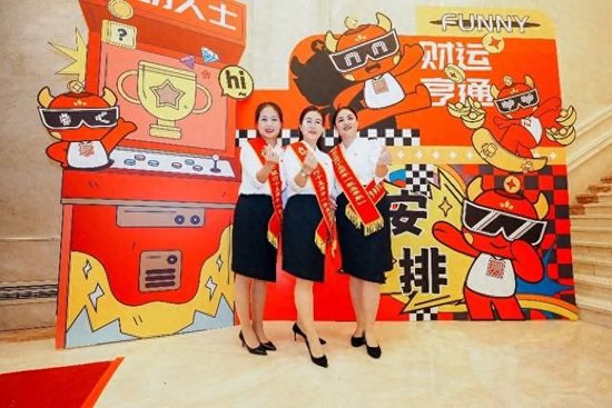 现场与会人员和“长小安”互动