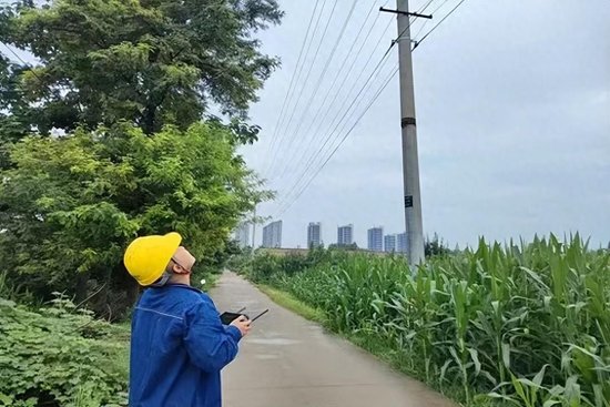 国网陕西电力员工使用无人机巡视线路