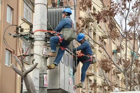 国网陕西电力员工运维配网线路