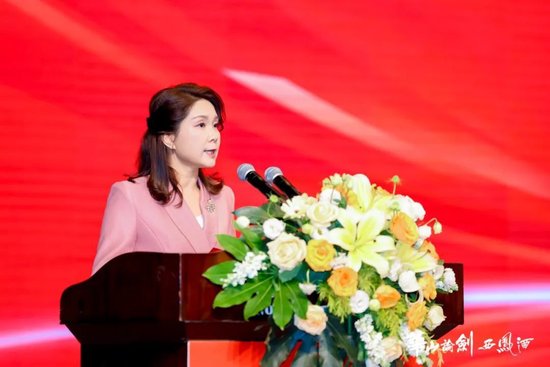 华山论剑品牌管理有限公司工会主席杨丽华 宣读爱心公益项目实施方案