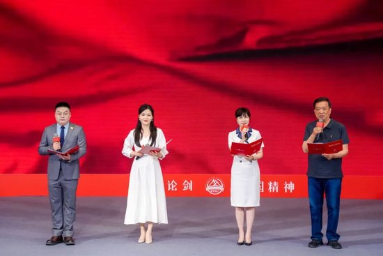 诗朗诵《致敬最美奋斗者》