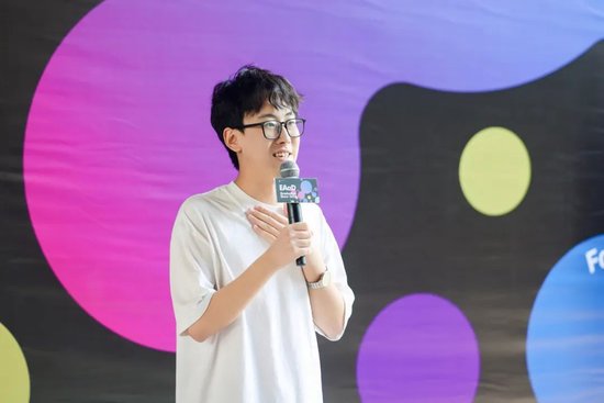 学生代表艾宇航现场发言
