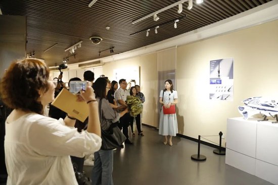 策展人现场导览