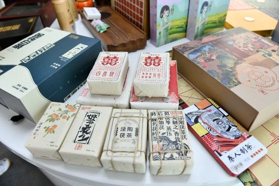 　　多种具有传统文化特色的茯茶创新产品。如：百喜茯、柿柿如意 、好事花生、泾阳茯茶 、马到成功等等。