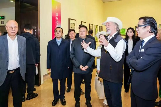 谢尔盖·福禄博列夫斯基向嘉宾介绍参展艺术作品