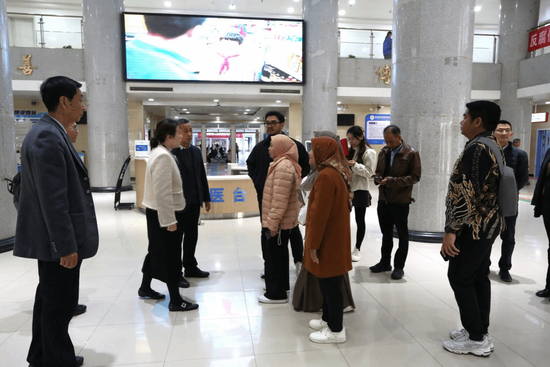 参观学校附属医院