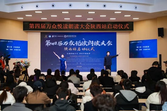 播音与主持艺术齐越社的学子们表演朗诵《英雄》