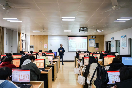 教师将项目引入课堂