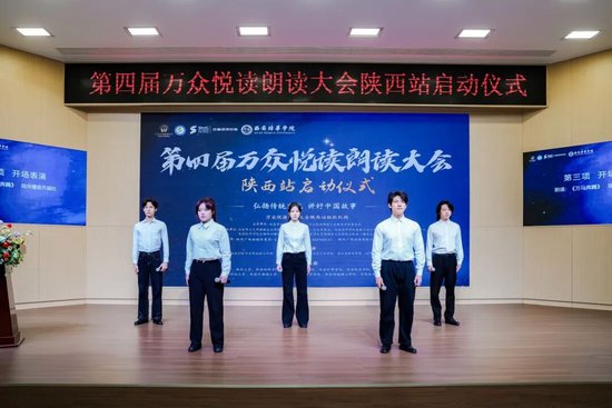 播音与主持艺术齐越社的学子们表演朗诵《万马奔腾》
