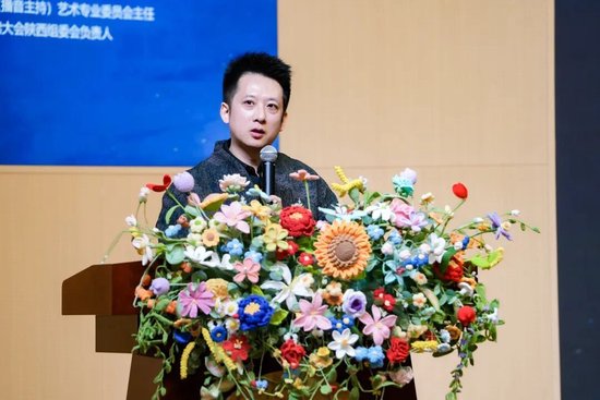 陕西广电融媒体集团主持人、西安市文艺两新联合会副秘书长、万众悦读朗读大会陕西组委会负责人陈博介绍大赛实施情况