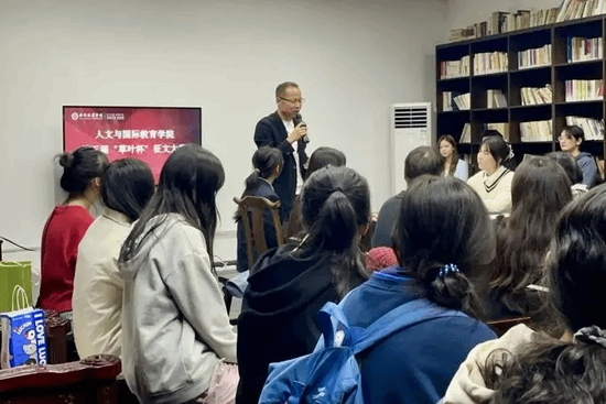 学校邀请上海大学许道军教授、青年作家范墩等开展学术讲座，与师生进行文学交流