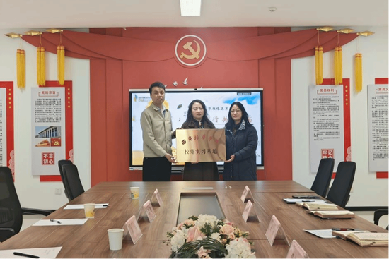 学校与雁塔四小签订实习基地协议