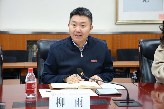 西安培华学院科研与对外合作中心副主任柳雨介绍双方人员