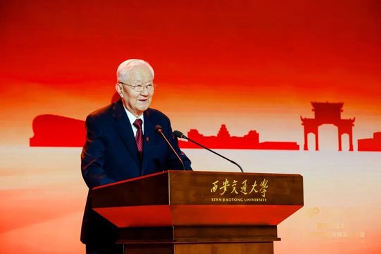 教师代表马知恩发言