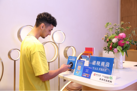 图/塔吉克斯坦游客在西安SKP体验支付宝“一键退税”