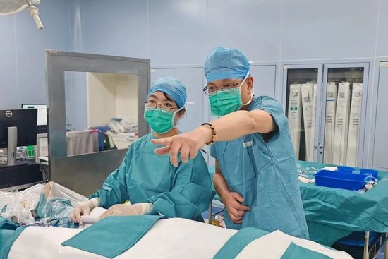 叶玉兰副主任医师为患者手术