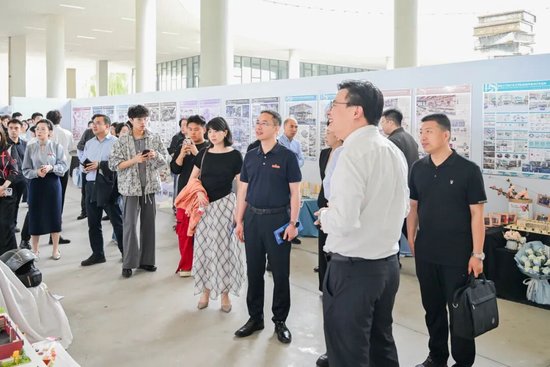 校领导参观作品展