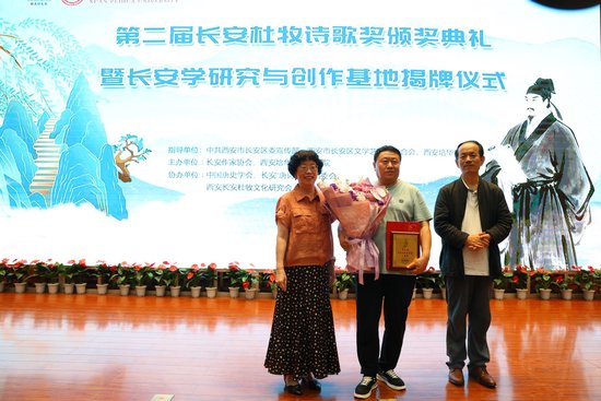 著名诗人舒婷与《延河》杂志主编阎安共同为一等奖获得者王波颁奖
