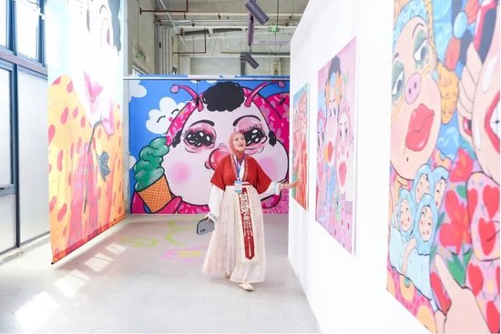 △阿尔及利亚博主萨玛在画展中流连忘返