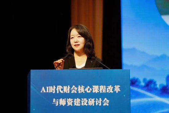 主题报告第三环节主持人：西安工商学院经济与管理学院院长张雪鹏教授