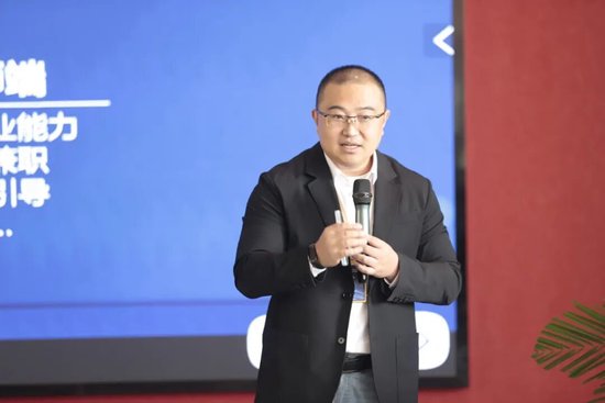 西京学院副校长谢明教授做主旨报告