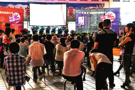 2012年夏天的一个晚上,安康市汉滨区一广场正在放映露天电影。和改革开放前露天观影的盛况相比,今天的露天电影更像是一种回忆式的情景再现。