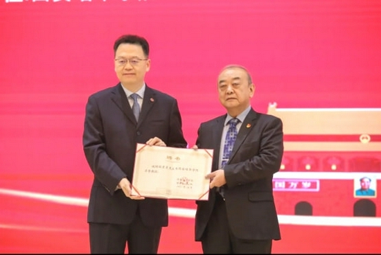 西安培华学院理事长姜波向张星星秘书长颁发名誉教授聘书