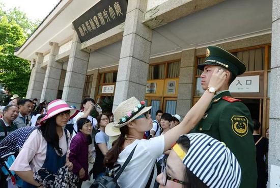 女游客为兵马俑礼宾哨武警擦汗。张天柱 摄