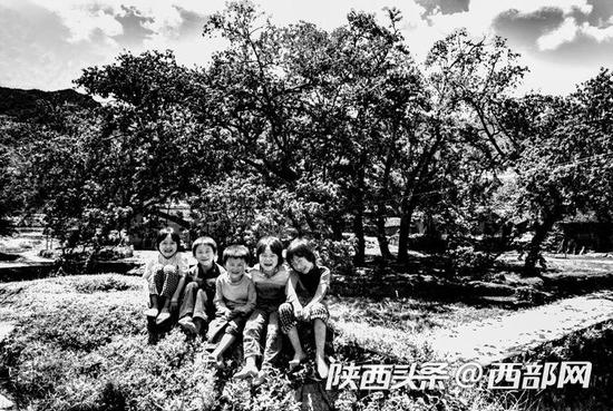 林江给柯晶晶（右一）和柯磊（中三）5兄妹拍摄的童年照。