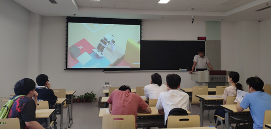 　图| 梅杰老师在西安交通大学进行赛事解读