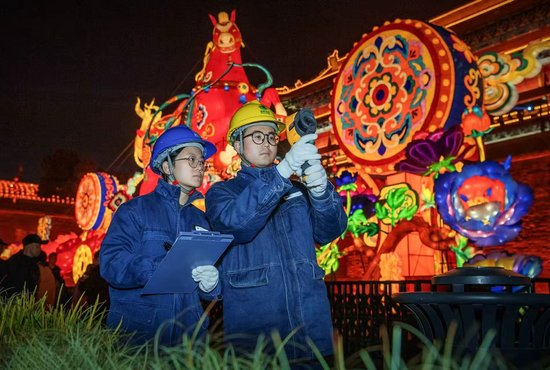 国网陕西电力工作人员巡视旅游景区电力设施