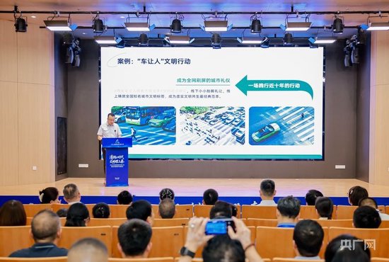 西安市委宣传部文明创建处处长高立军围绕网络文明实践分享
