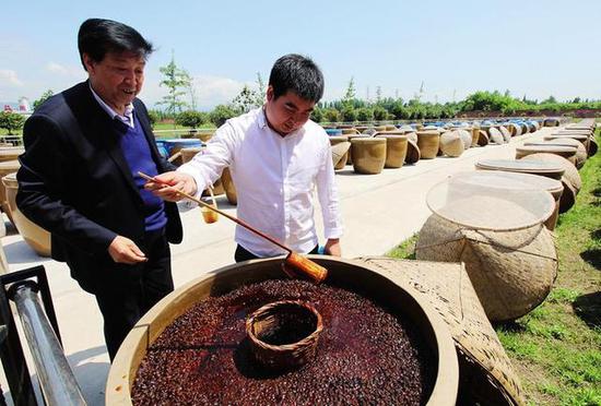 传统工艺晒制酱油 本报记者马昭摄