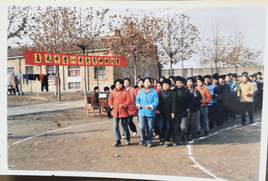 △贞中2003年运动会资料图，当年操场可见一斑