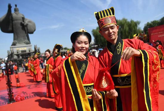 10月1日，新人们在参加汉式集体婚礼。