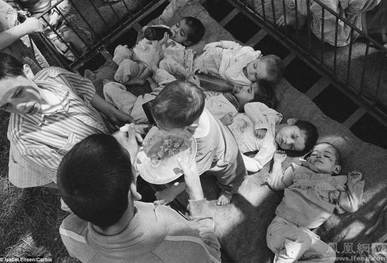 图为一群婴儿,照片摄于1989年,其中很多都生病或残疾。图片来源:凤凰网