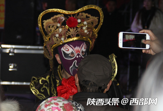 乡村年味:返乡青年集体筹划办起乡村春晚,村民登台当主角。