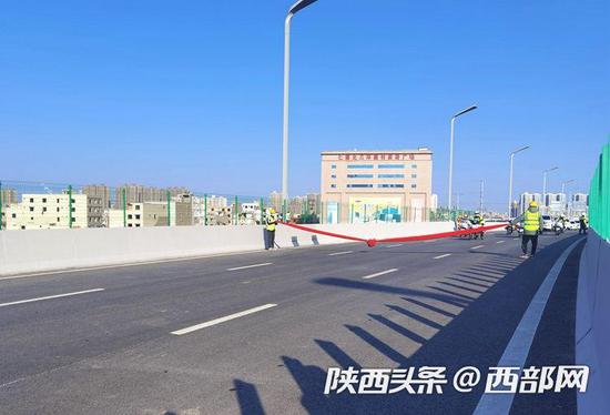 西安北三环太华路主线等4条城市快速路建成通车。