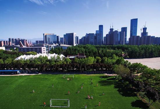 一群小足球隊員在西安市高新區進行訓練。 本報記者 趙晨攝