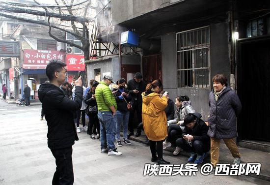 每天排队吃串串的人很多,也有不少市民专程为了拍抖音视频而来。