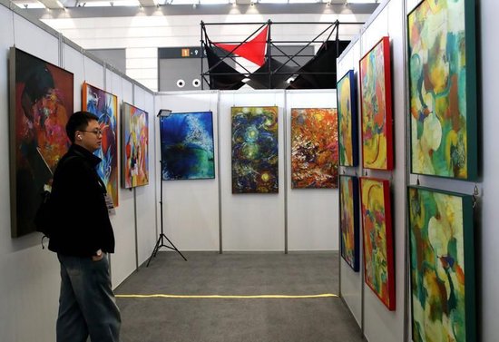 参观者在欣赏展出作品