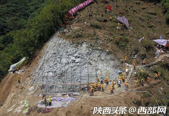 寶成鐵路受水害影響進行搶險噴漿作業(yè)