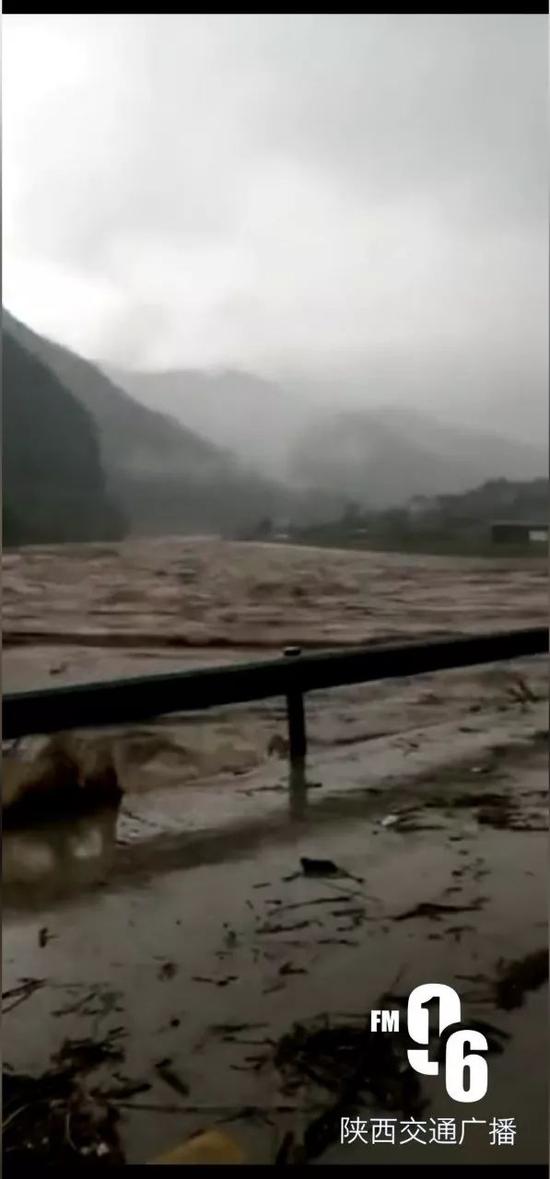 据听众投稿，目前洪水已涌上国道，影响正常通行。