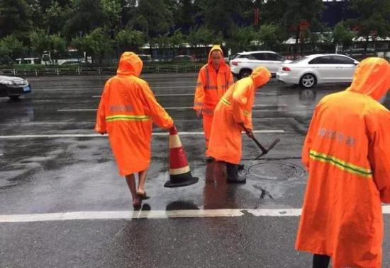 他们说“雨不停人不走”