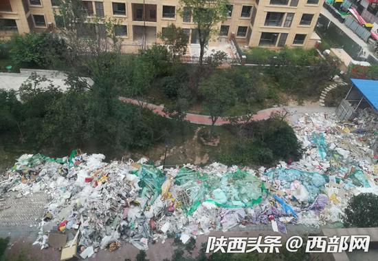 网友反映,曲江香都小区21号楼前大量垃圾堆积。
