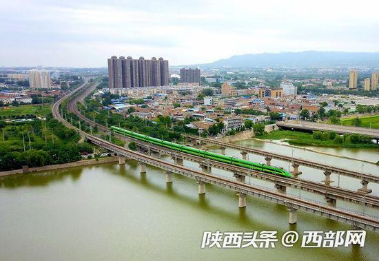 复兴号动车组首次驶入陕北。唐振江 摄